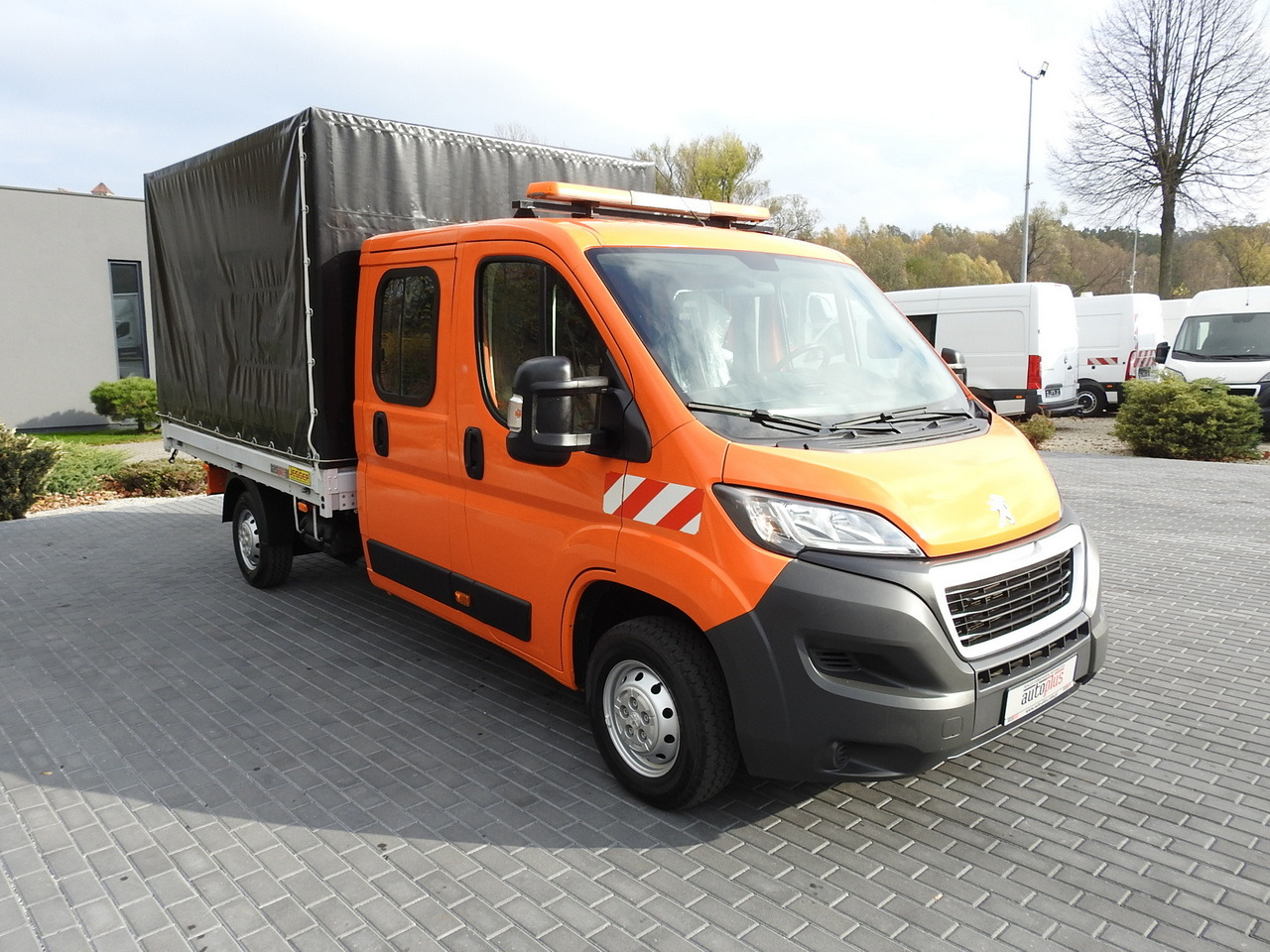 PEUGEOT BOXER STAKE BODY TARPAULIN DOUBLE CABIN DOKA 7 SEATS AIR CONDITIONING PNEUMATICS 140HP - Flatbed van: picture 4 PEUGEOT BOXER STAKE BODY TARPAULIN DOUBLE CABIN DOKA 7 SEATS AIR CONDITIONING PNEUMATICS 140HP - Flatbed van: picture 4