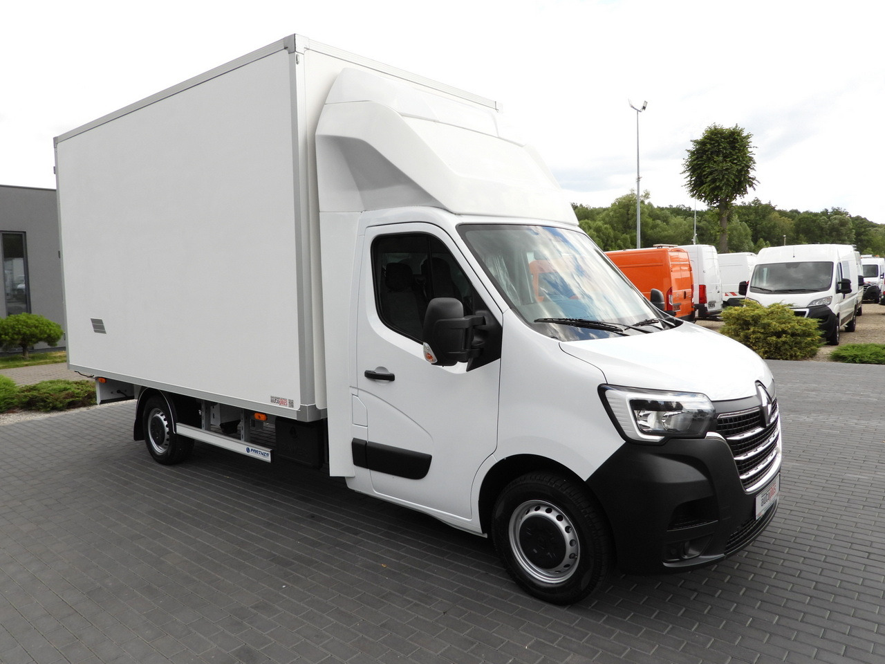 RENAULT MASTER BOX 8 PALLETS CRUISE CONTROL LED LIGHTS AIR CONDITIONING 165HP - Box van: picture 4 RENAULT MASTER BOX 8 PALLETS CRUISE CONTROL LED LIGHTS AIR CONDITIONING 165HP - Box van: picture 4