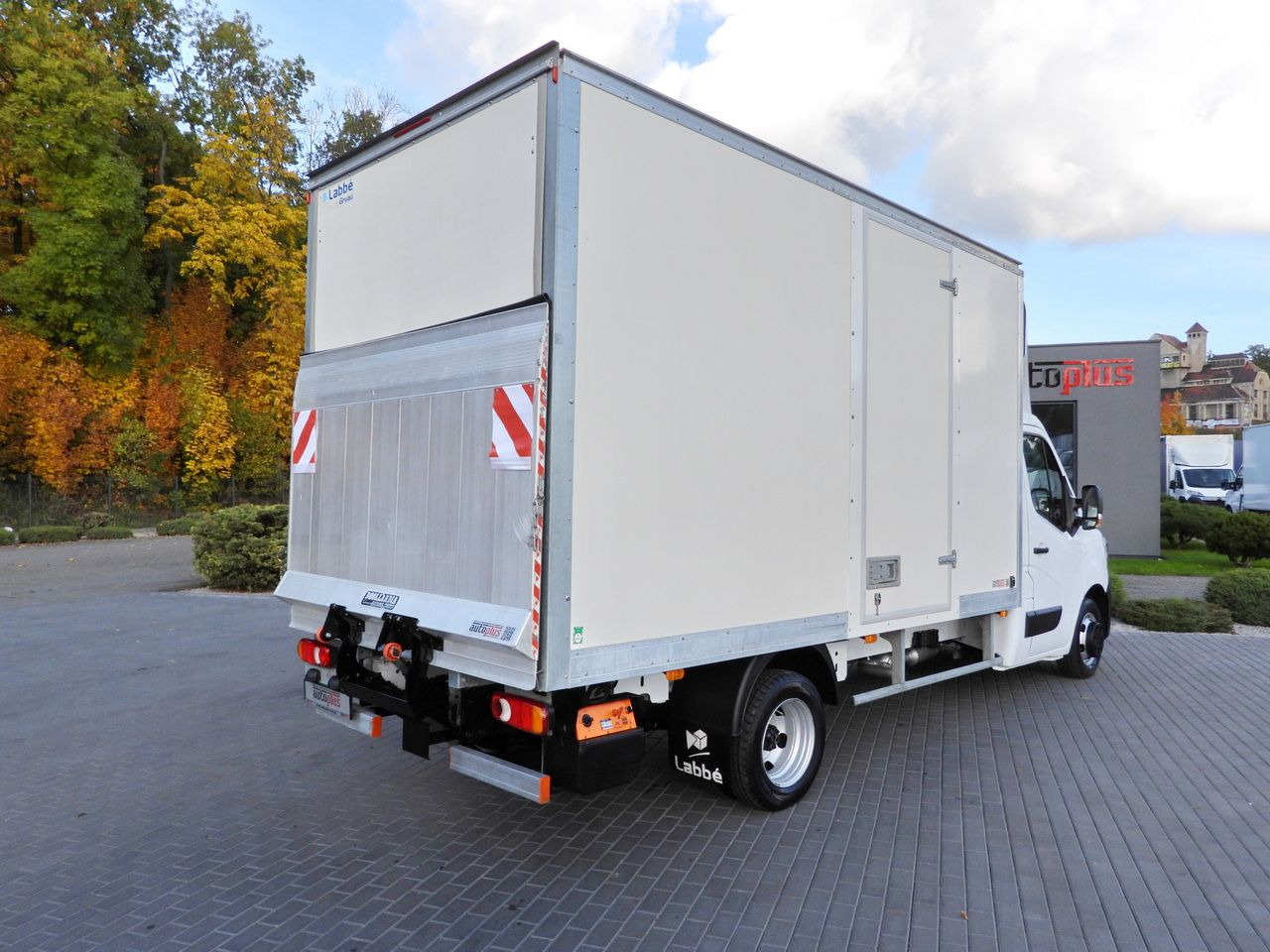 RENAULT MASTER BOX LIFT 8 PALLETS CRUISE CONTROL LED LIGHTS TWIN WHEELS AIR CONDITIONING 145HP - Box van: picture 3 RENAULT MASTER BOX LIFT 8 PALLETS CRUISE CONTROL LED LIGHTS TWIN WHEELS AIR CONDITIONING 145HP - Box van: picture 3