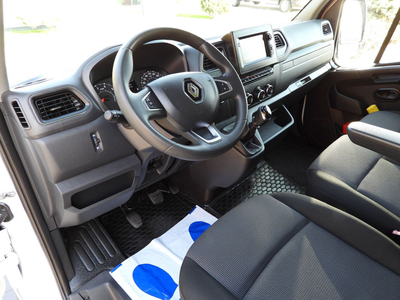 RENAULT MASTER BOX LIFT 8 PALLETS CRUISE CONTROL LED LIGHTS TWIN WHEELS AIR CONDITIONING 145HP - Box van: picture 2 RENAULT MASTER BOX LIFT 8 PALLETS CRUISE CONTROL LED LIGHTS TWIN WHEELS AIR CONDITIONING 145HP - Box van: picture 2