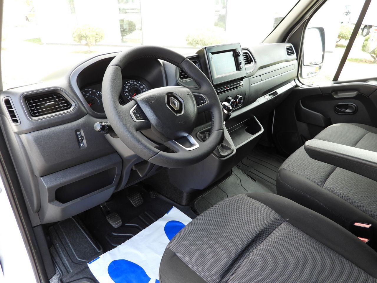 RENAULT MASTER BOX LIFT 8 PALLETS CRUISE CONTROL NAVIGATION LED LIGHTS TWIN WHEELS AIR CONDITIONING 145HP - Box van: picture 2 RENAULT MASTER BOX LIFT 8 PALLETS CRUISE CONTROL NAVIGATION LED LIGHTS TWIN WHEELS AIR CONDITIONING 145HP - Box van: picture 2