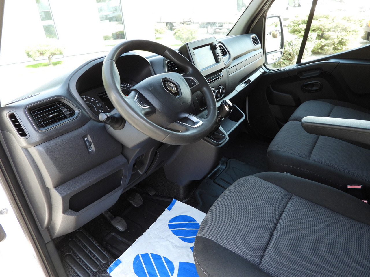 RENAULT MASTER  BOX LIFT 8 PALLETS CRUISE CONTROL NAVIGATION LED LIGHTS TWIN WHEELS AIR CONDITIONING  145HP - Refrigerated van: picture 2 RENAULT MASTER  BOX LIFT 8 PALLETS CRUISE CONTROL NAVIGATION LED LIGHTS TWIN WHEELS AIR CONDITIONING  145HP - Refrigerated van: picture 2