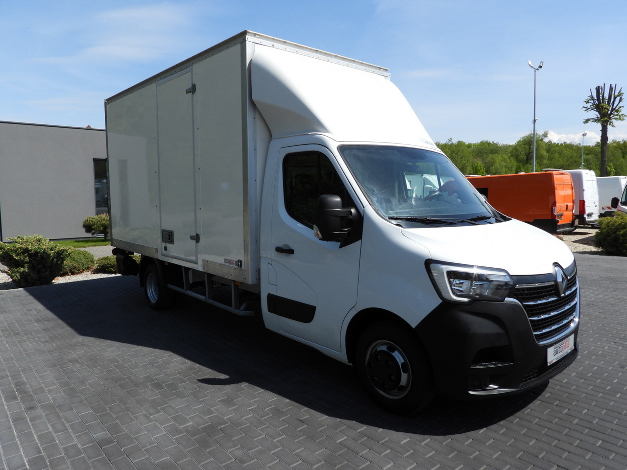 RENAULT MASTER  BOX LIFT 8 PALLETS CRUISE CONTROL NAVIGATION LED LIGHTS TWIN WHEELS AIR CONDITIONING  145HP - Refrigerated van: picture 4 RENAULT MASTER  BOX LIFT 8 PALLETS CRUISE CONTROL NAVIGATION LED LIGHTS TWIN WHEELS AIR CONDITIONING  145HP - Refrigerated van: picture 4