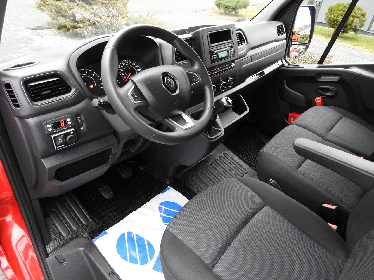 RENAULT MASTER REFRIGERATOR VAN 1*C CRUISE CONTROL AIR CONDITIONING LED LIGHTS 135HP - Refrigerated van: picture 2 RENAULT MASTER REFRIGERATOR VAN 1*C CRUISE CONTROL AIR CONDITIONING LED LIGHTS 135HP - Refrigerated van: picture 2