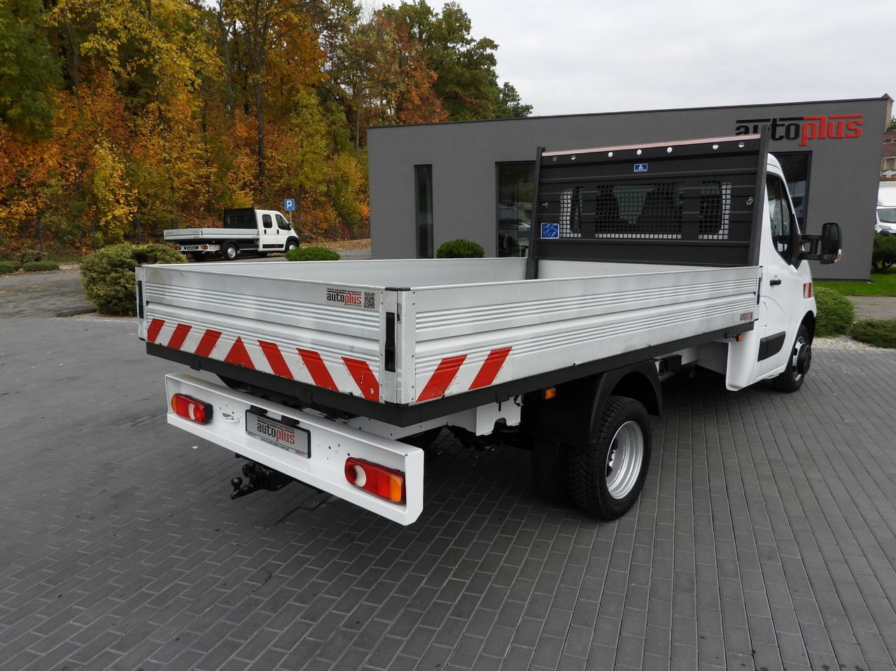 RENAULT MASTER STAKE BODY CRUISE CONTROL NAVIGATION TWIN WHEELS AIR CONDITIONING 130HP - Flatbed van: picture 3 RENAULT MASTER STAKE BODY CRUISE CONTROL NAVIGATION TWIN WHEELS AIR CONDITIONING 130HP - Flatbed van: picture 3