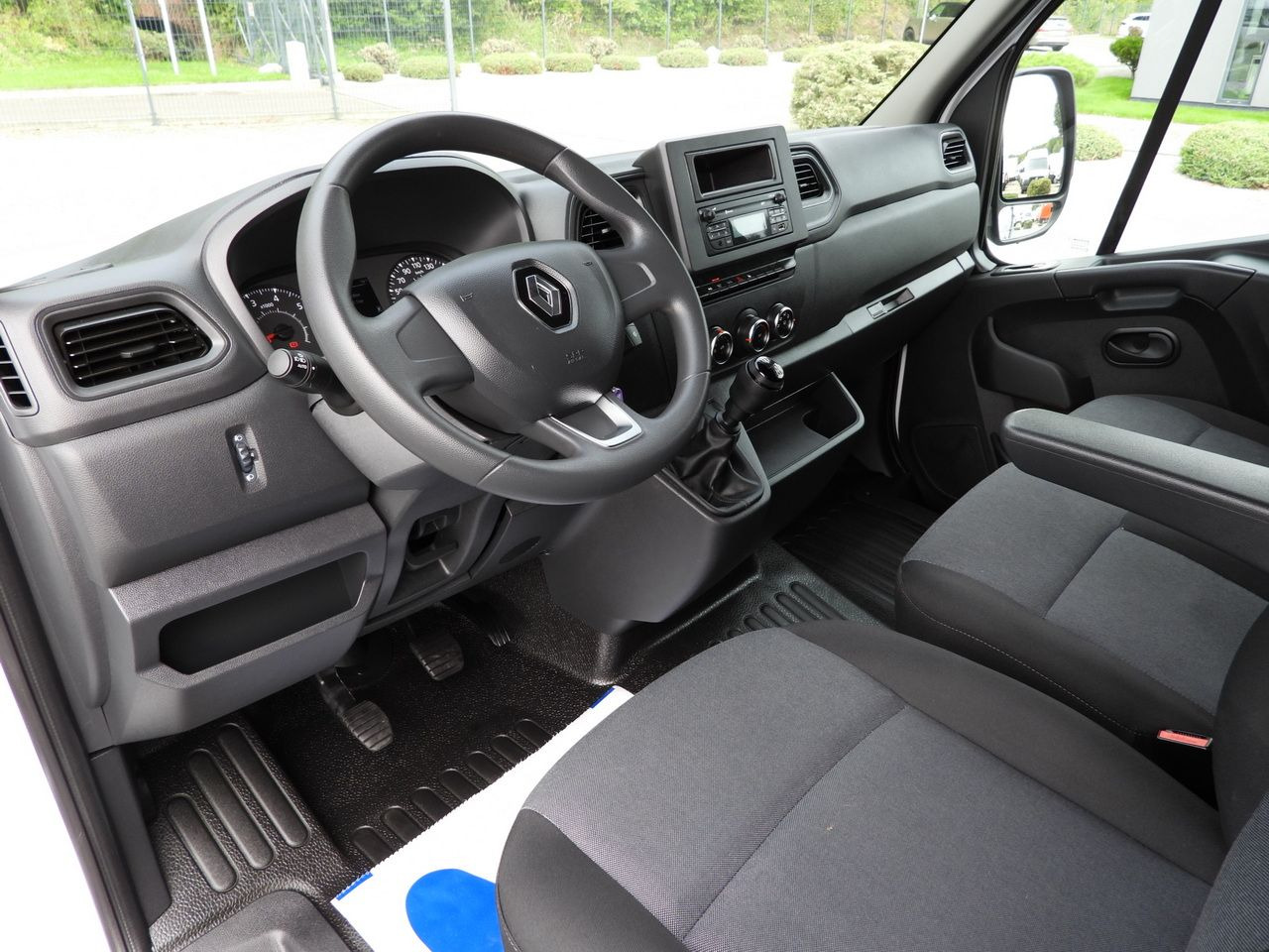 RENAULT MASTER STAKE BODY DOUBLE CABIN DOKA 7 SEATS LED LIGHTS AIR CONDITIONING 145HP - Flatbed van: picture 2 RENAULT MASTER STAKE BODY DOUBLE CABIN DOKA 7 SEATS LED LIGHTS AIR CONDITIONING 145HP - Flatbed van: picture 2