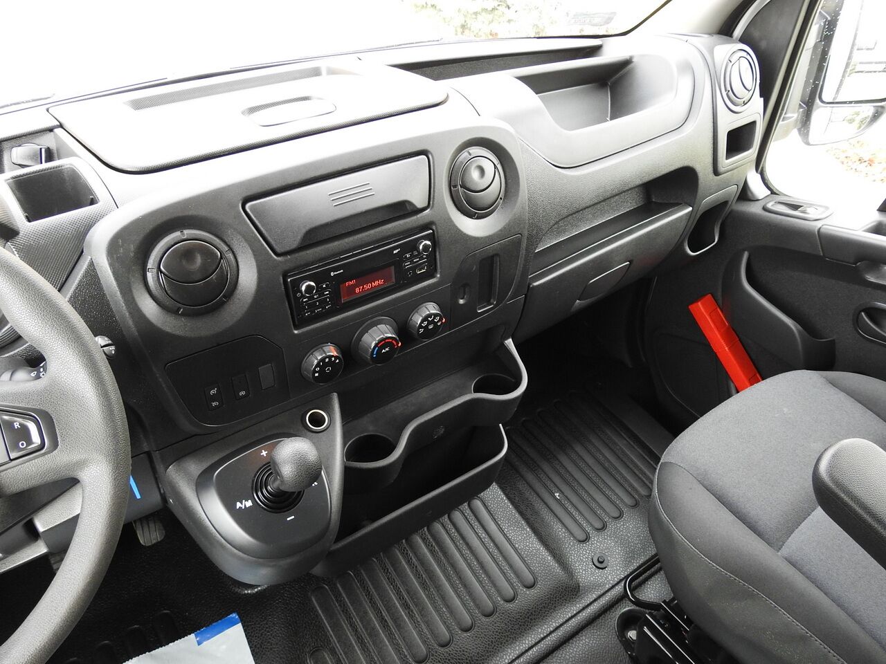 Curtain side van RENAULT MASTER TARPAULIN 10 PALLETS WEBASTO CRUISE CONTROL AIR CONDITIONING PNEUMATICS AUTOMATIC TRANSMISSION 170HP: picture 29 Curtain side van RENAULT MASTER TARPAULIN 10 PALLETS WEBASTO CRUISE CONTROL AIR CONDITIONING PNEUMATICS AUTOMATIC TRANSMISSION 170HP: picture 29