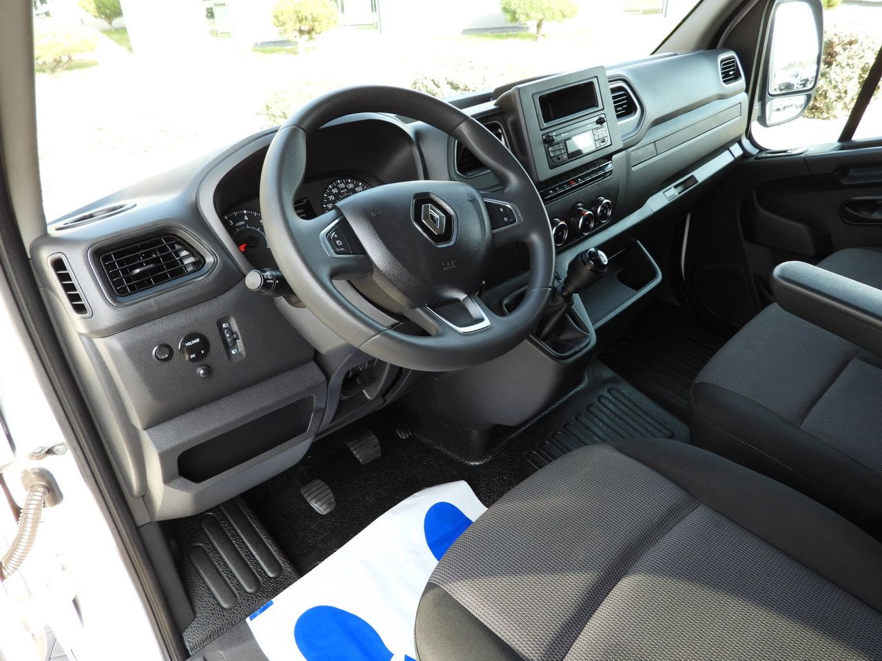 RENAULT MASTER TARPAULIN 10 PALLETS WEBASTO CRUISE CONTROL LED LIGHTS AIR CONDITIONING 165HP - Curtain side van: picture 2 RENAULT MASTER TARPAULIN 10 PALLETS WEBASTO CRUISE CONTROL LED LIGHTS AIR CONDITIONING 165HP - Curtain side van: picture 2