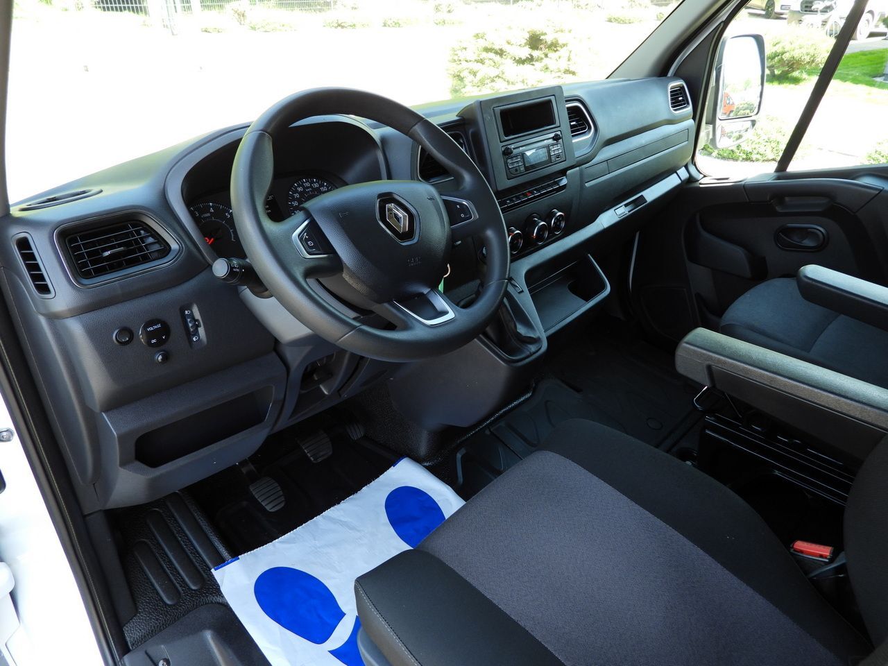 RENAULT MASTER TARPAULIN 10 PALLETS WEBASTO CRUISE CONTROL LED LIGHTS PNEUMATICS AIR CONDITIONING 165HP - Curtain side van: picture 2 RENAULT MASTER TARPAULIN 10 PALLETS WEBASTO CRUISE CONTROL LED LIGHTS PNEUMATICS AIR CONDITIONING 165HP - Curtain side van: picture 2