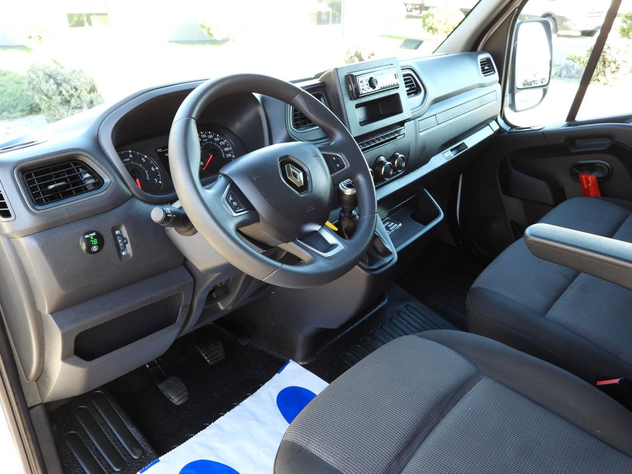 RENAULT MASTER TARPAULIN 10 PALLETS WEBASTO CRUISE CONTROL LED LIGHTS PNEUMATICS AIR CONDITIONING 165HP - Curtain side van: picture 2 RENAULT MASTER TARPAULIN 10 PALLETS WEBASTO CRUISE CONTROL LED LIGHTS PNEUMATICS AIR CONDITIONING 165HP - Curtain side van: picture 2