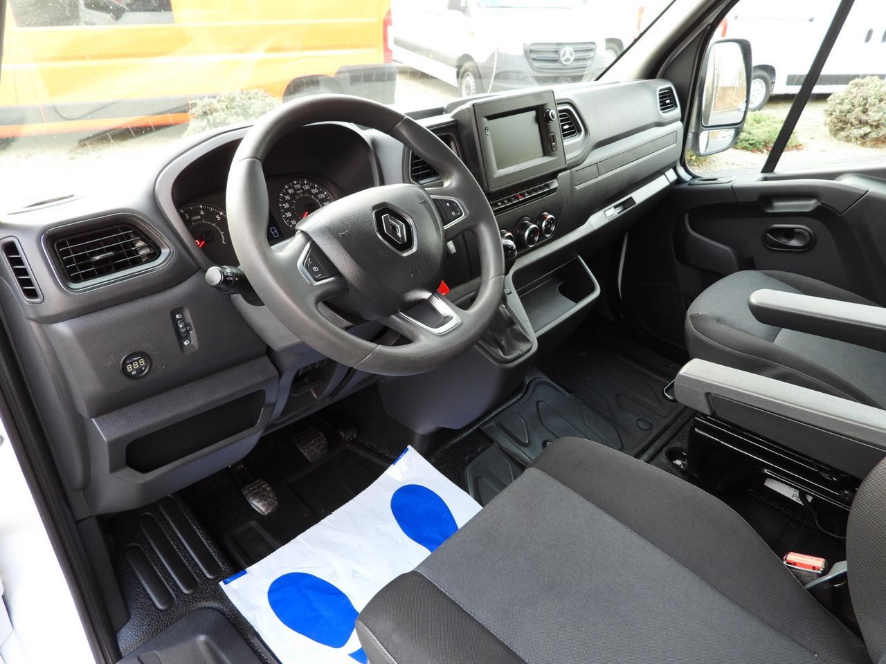 RENAULT MASTER TARPAULIN LIFT 9 PALLETS WEBASTO CRUISE CONTROL LED LIGHTS PNEUMATICS AIR CONDITIONING 165HP - Curtain side van: picture 2 RENAULT MASTER TARPAULIN LIFT 9 PALLETS WEBASTO CRUISE CONTROL LED LIGHTS PNEUMATICS AIR CONDITIONING 165HP - Curtain side van: picture 2