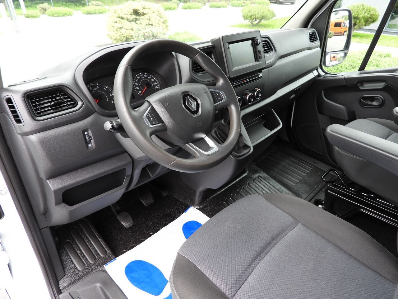 RENAULT MASTER TIPPER DOUBLE CABIN DOKA 6 SEATS CRUISE CONTROL NAVIGATION LED LIGHTS AIR CONDITIONING 145HP - Tipper van: picture 2 RENAULT MASTER TIPPER DOUBLE CABIN DOKA 6 SEATS CRUISE CONTROL NAVIGATION LED LIGHTS AIR CONDITIONING 145HP - Tipper van: picture 2