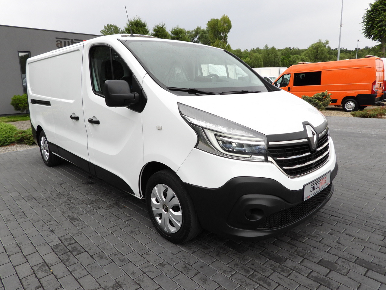 RENAULT TRAFIC REFRIGERATOR VAN -5*C POWER SUPPLY 230V CRUISE CONTROL LED LIGHTS AIR CONDITIONING 120HP - Refrigerated van: picture 4 RENAULT TRAFIC REFRIGERATOR VAN -5*C POWER SUPPLY 230V CRUISE CONTROL LED LIGHTS AIR CONDITIONING 120HP - Refrigerated van: picture 4