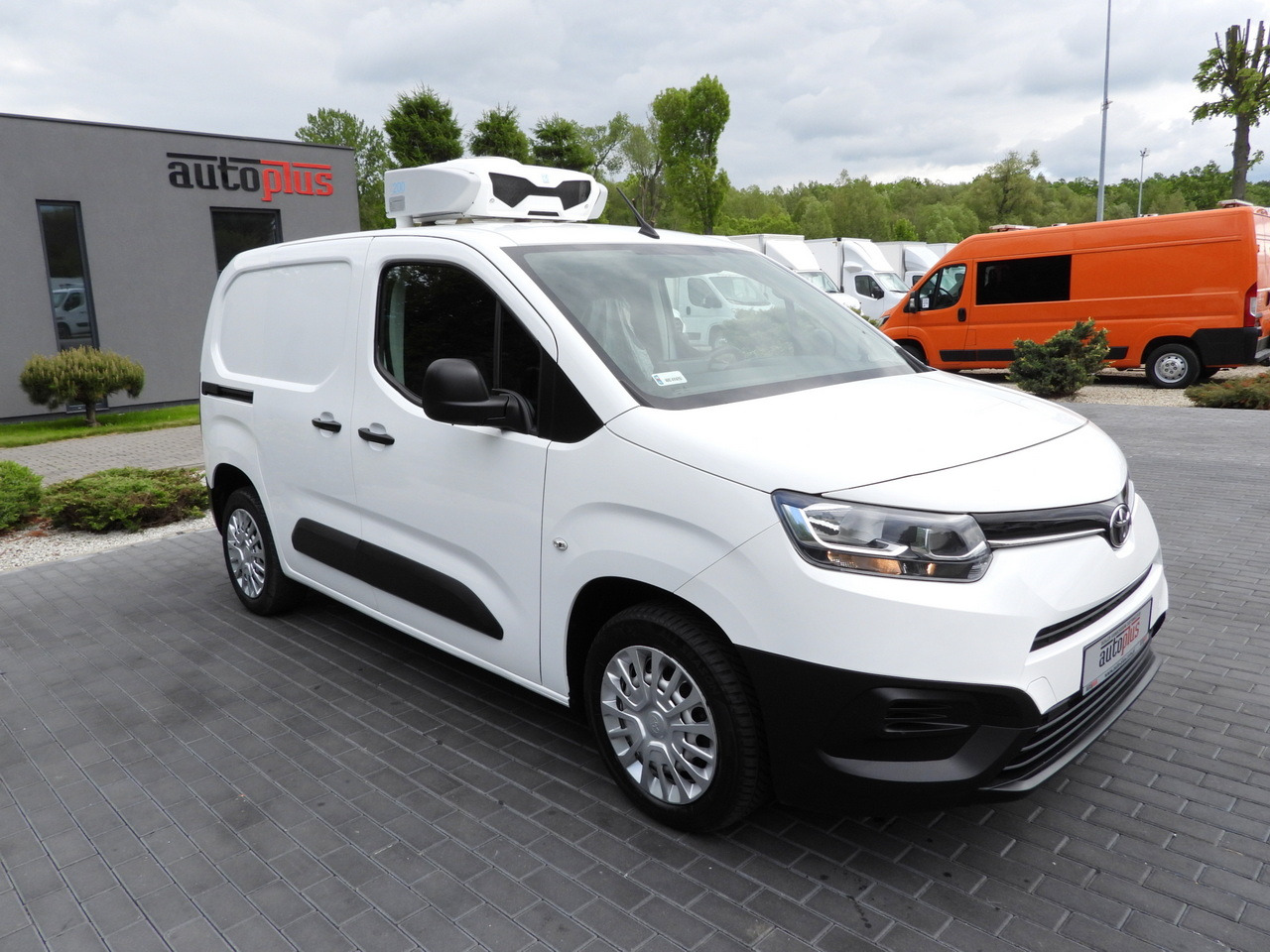 TOYOTA PROACE CITY  REFRIGERATOR VAN -15*C POWER SUPPLY 230V CRUISE CONTROL AIR CONDITIONING  100HP - Refrigerated van: picture 4 TOYOTA PROACE CITY  REFRIGERATOR VAN -15*C POWER SUPPLY 230V CRUISE CONTROL AIR CONDITIONING  100HP - Refrigerated van: picture 4