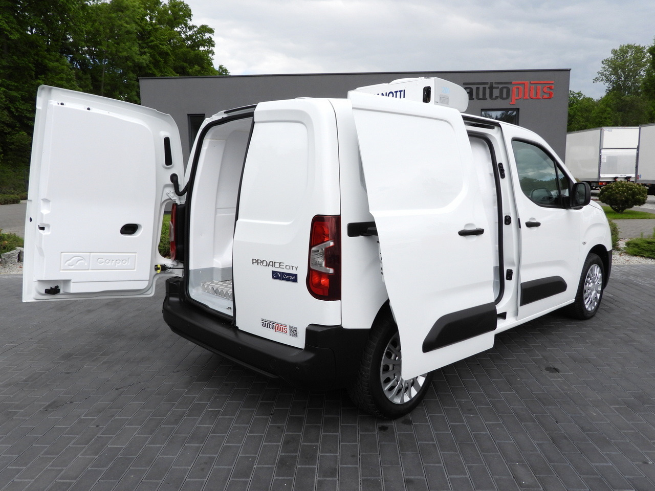 TOYOTA PROACE CITY  REFRIGERATOR VAN -15*C POWER SUPPLY 230V CRUISE CONTROL AIR CONDITIONING  100HP - Refrigerated van: picture 3 TOYOTA PROACE CITY  REFRIGERATOR VAN -15*C POWER SUPPLY 230V CRUISE CONTROL AIR CONDITIONING  100HP - Refrigerated van: picture 3