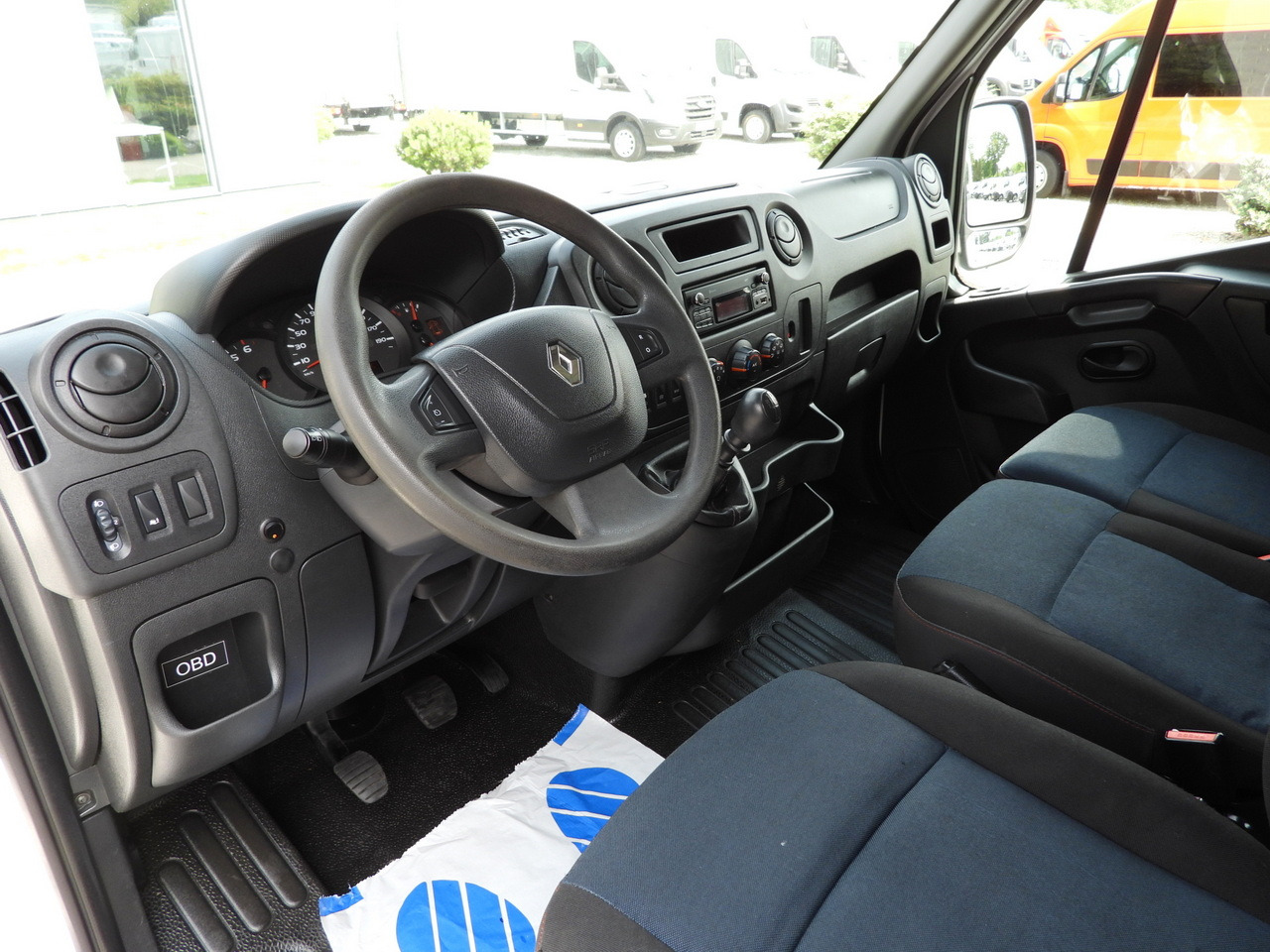 RENAULT MASTER BOX DELIVERY VAN 7 SEATS CRUISE CONTROL TWIN WHEELS AIR CONDITIONING 145HP - Van: picture 2 RENAULT MASTER BOX DELIVERY VAN 7 SEATS CRUISE CONTROL TWIN WHEELS AIR CONDITIONING 145HP - Van: picture 2