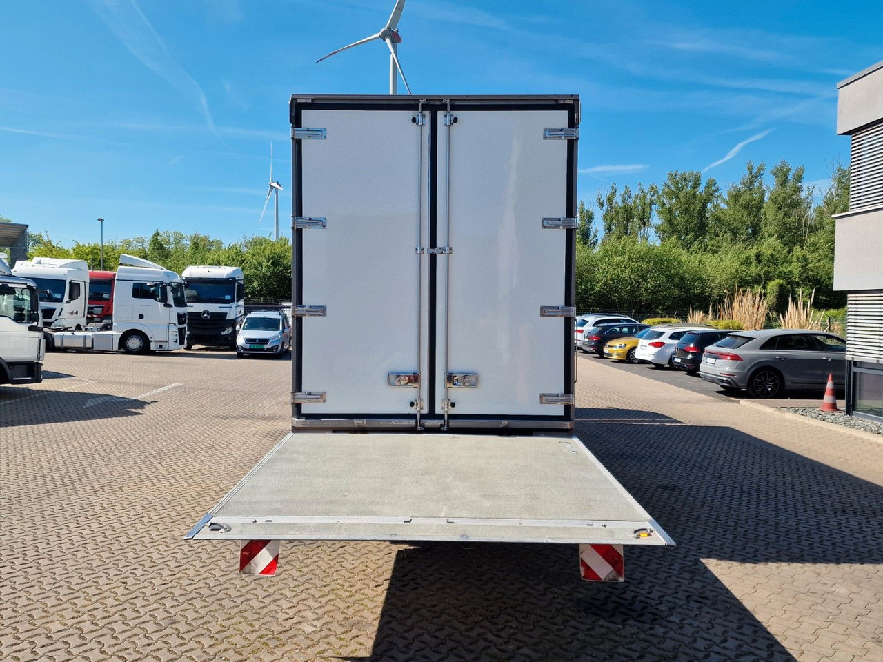 Box truck MAN TGX 24.400 6X2-2 LL-U / Intarder / Ldbw / Konvek: picture 9