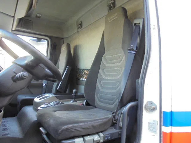 Curtainsider truck DAF LF 45: picture 11