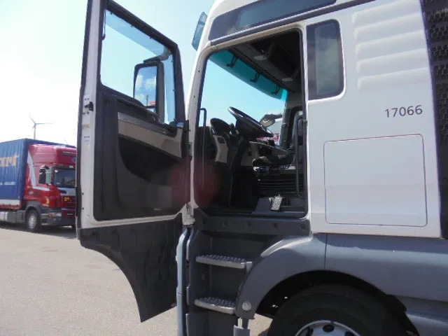 Tractor unit MAN TGX 26.420 XXL 6X2 NL TRUCK: picture 8