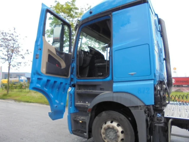 Tractor unit Mercedes-Benz Actros 1842 LS EUR6: picture 9