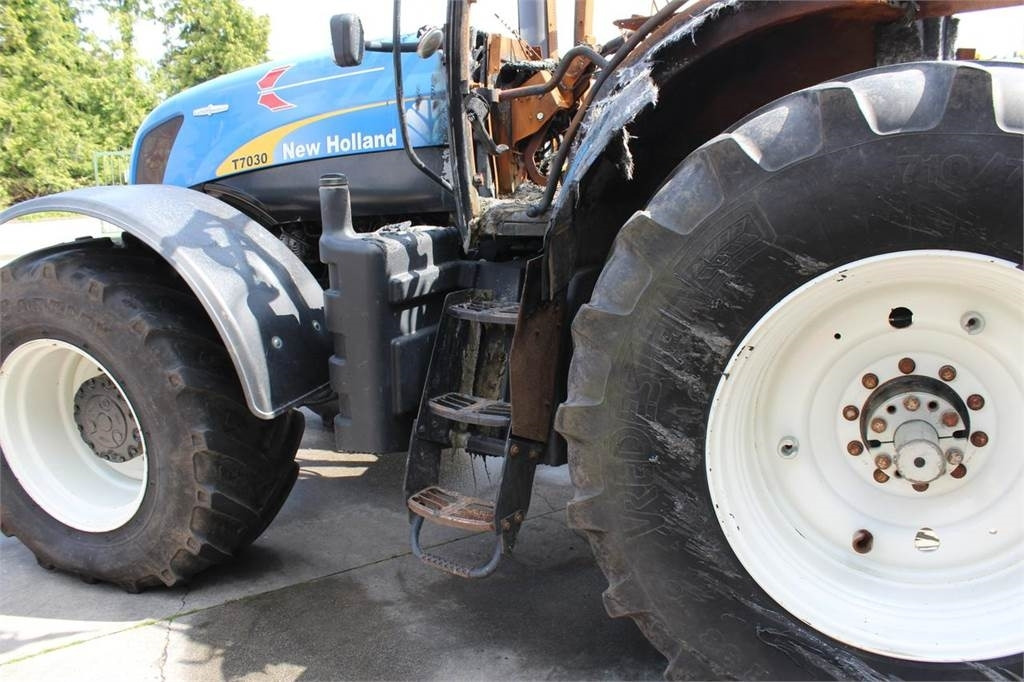 New Holland T7030 - Farm tractor: picture 5 New Holland T7030 - Farm tractor: picture 5