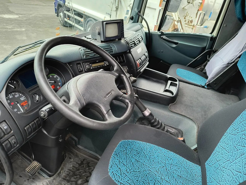 Interior photo 1: Box truck DAF CF 65.220 CASE - D'HOLLANDIA 2000 KG - 269200 KM