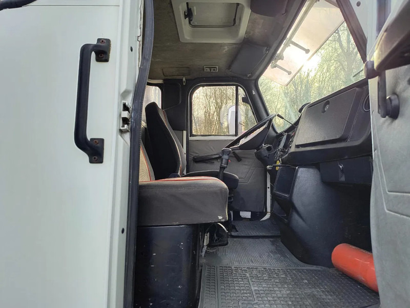 Interior photo 2: Crane truck Volvo NL12 420 6x4 CRANE 60T/M - VIDEOS AVAILABLE