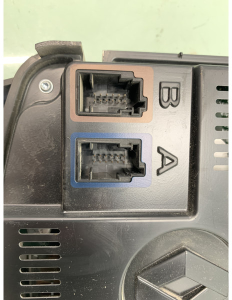 Renault T-Serie Instrumentenpaneel Renault 7421627137 - Dashboard for Truck: picture 3 Renault T-Serie Instrumentenpaneel Renault 7421627137 - Dashboard for Truck: picture 3