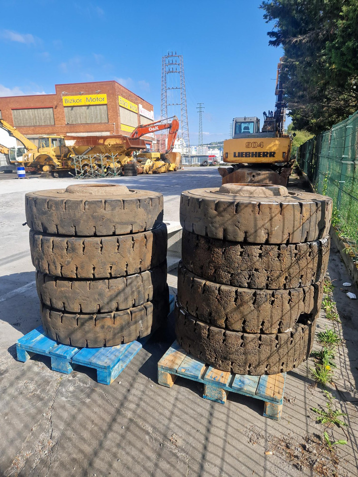 RUEDAS MACIZAS 12.00R20 - Wheel and tire package for Construction machinery: picture 2 RUEDAS MACIZAS 12.00R20 - Wheel and tire package for Construction machinery: picture 2
