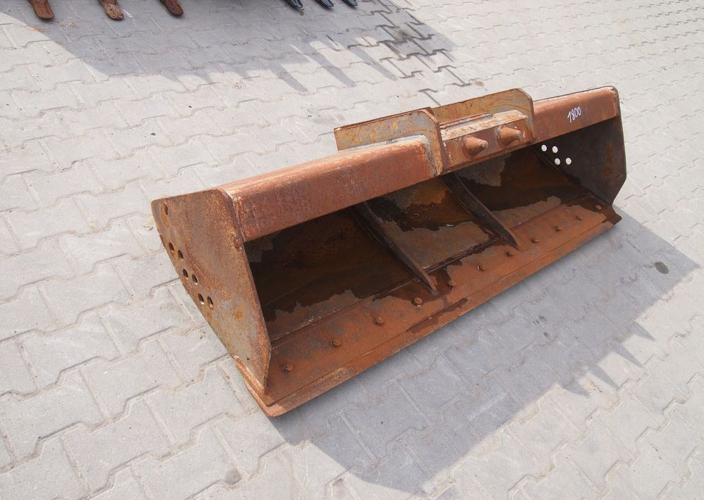 Łyżka skarpowa (skarpówka) Mecalac Mecalac 10, 12 Łyżka skarpowa (skarpówka) 1,8m - Excavator bucket: picture 1 Łyżka skarpowa (skarpówka) Mecalac Mecalac 10, 12 Łyżka skarpowa (skarpówka) 1,8m - Excavator bucket: picture 1