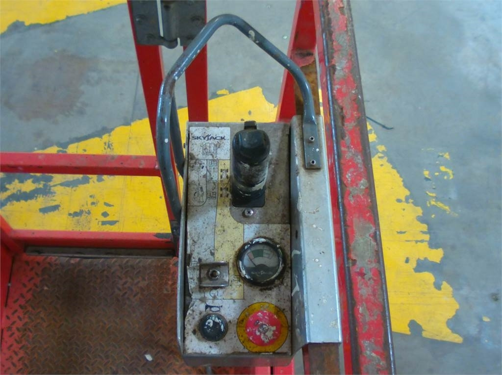 Vertical mast lift SkyJack SJ16: picture 9