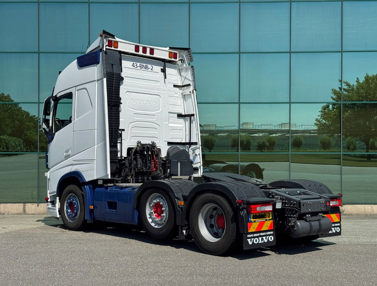 Volvo FH 500 6X2 Globetrotter 2x Tanks Only 667.000 KM Super Condition NL Truck - Tractor unit: picture 3 Volvo FH 500 6X2 Globetrotter 2x Tanks Only 667.000 KM Super Condition NL Truck - Tractor unit: picture 3