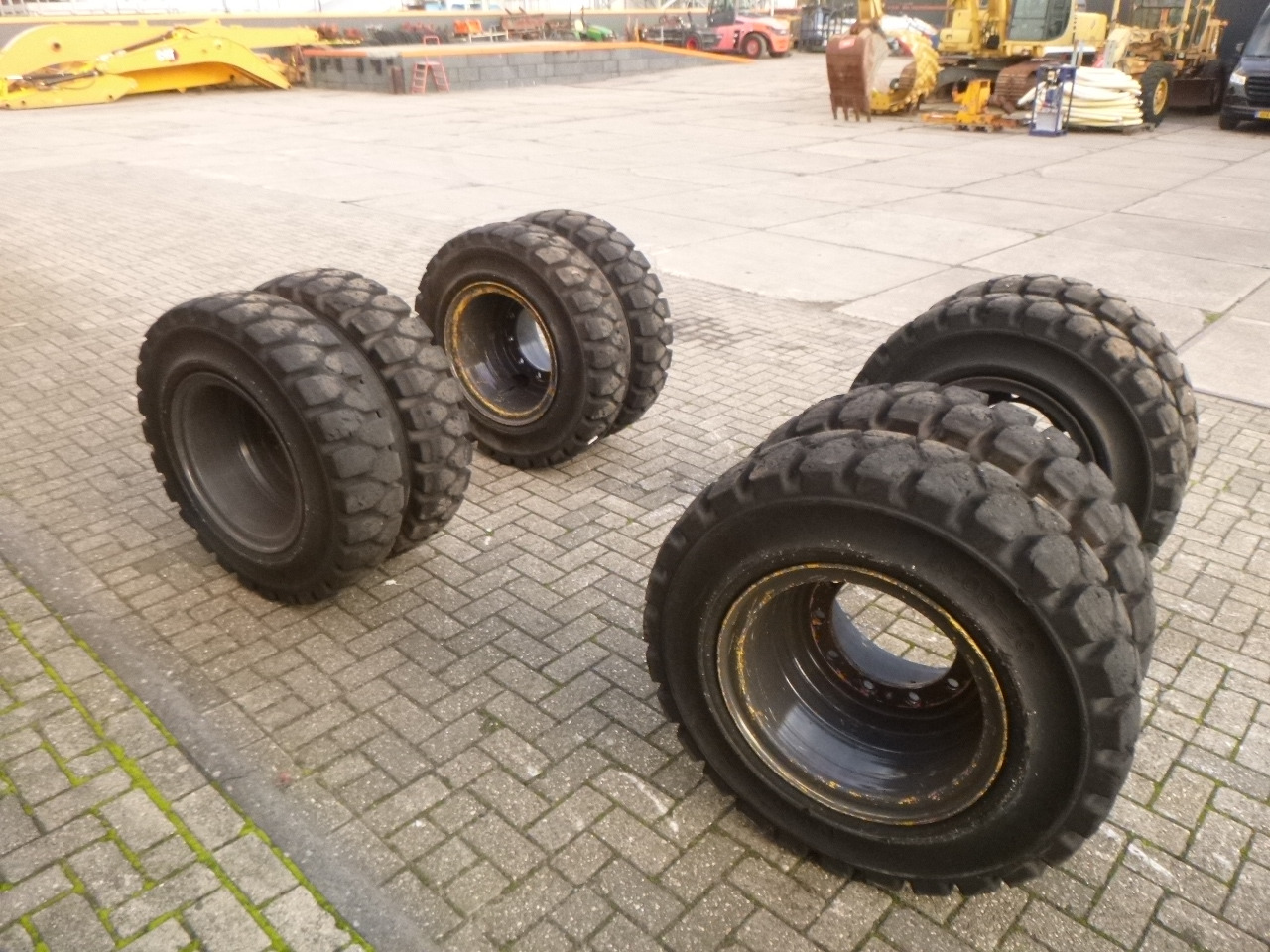SOLIDEAL 10.00 x 20 SOLID - Wheel and tire package for Wheel excavator: picture 5 SOLIDEAL 10.00 x 20 SOLID - Wheel and tire package for Wheel excavator: picture 5