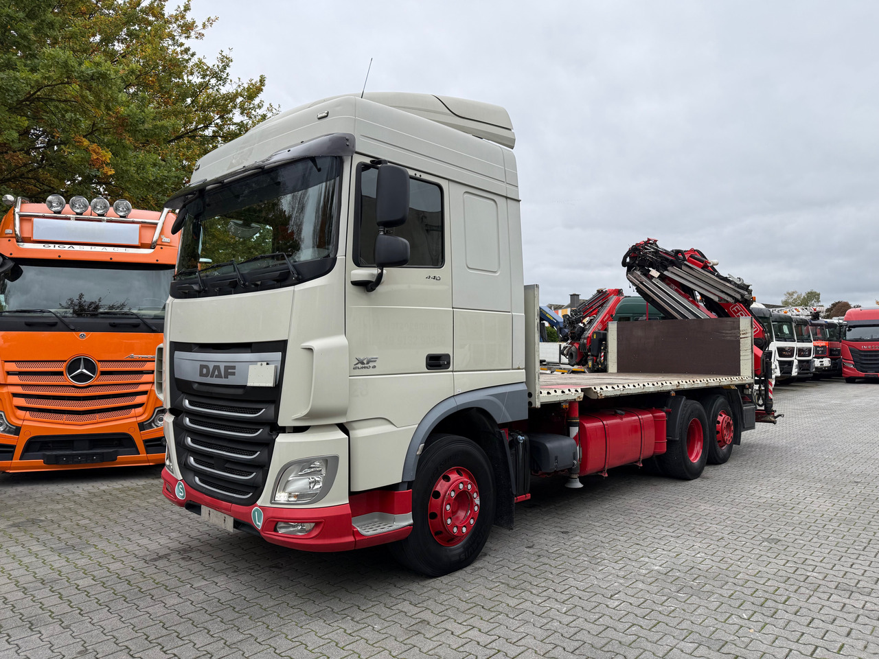 Daf XF440 6X2 Fassi 235 mit Jib bis 24.50 Meter - Dropside/ Flatbed truck, Crane truck: picture 1 Daf XF440 6X2 Fassi 235 mit Jib bis 24.50 Meter - Dropside/ Flatbed truck, Crane truck: picture 1