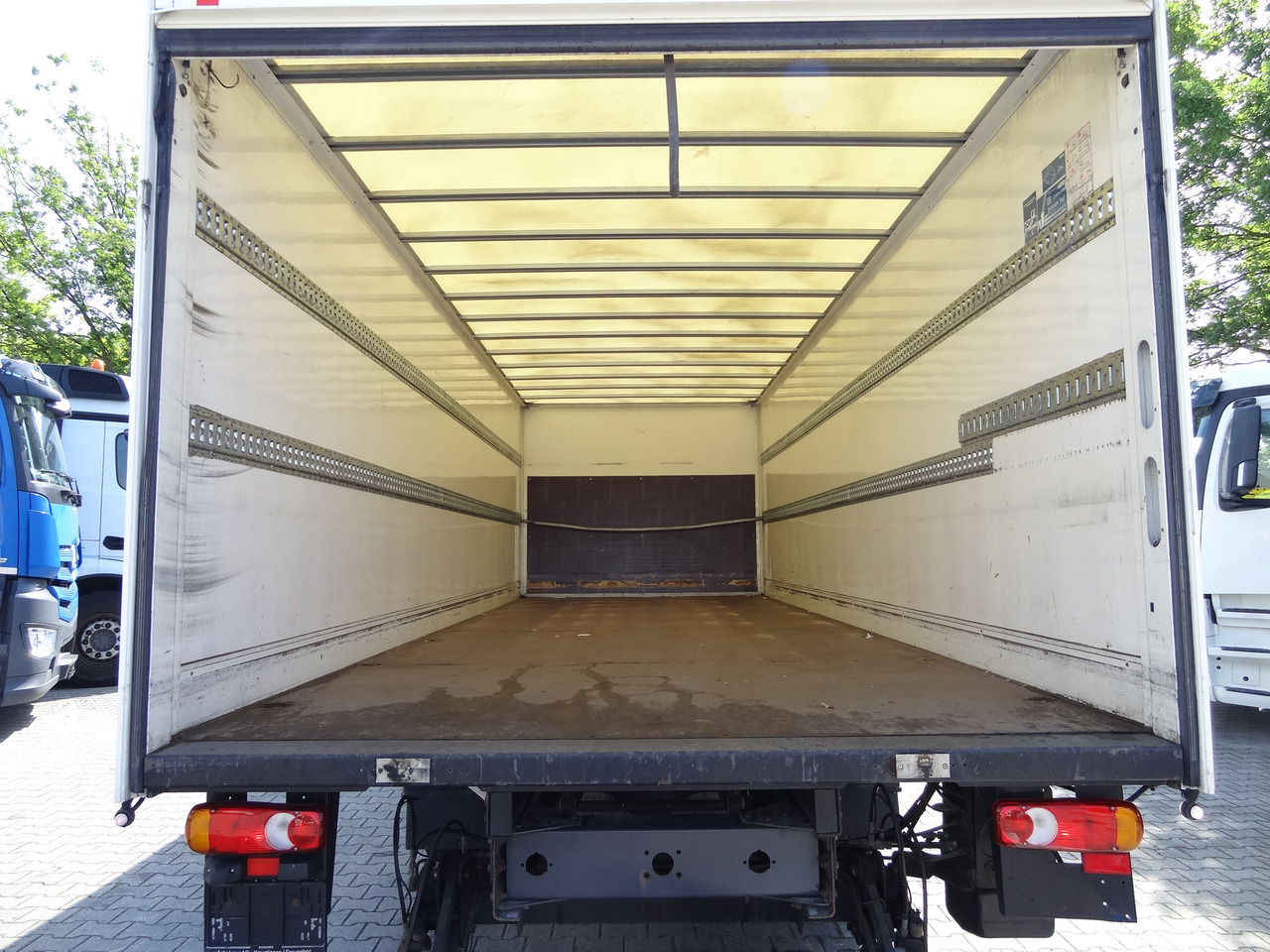 Box truck Renault D10.210 7m Koffer: picture 14