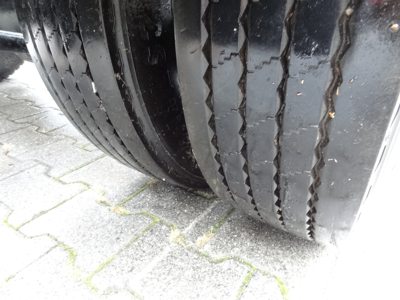 Renault D180.75 Haken Multilift - Hook lift truck: picture 3 Renault D180.75 Haken Multilift - Hook lift truck: picture 3