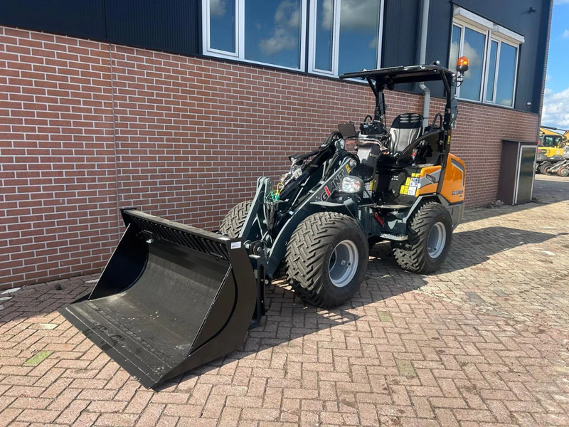 Giant G2700 - Compact track loader: picture 1 Giant G2700 - Compact track loader: picture 1