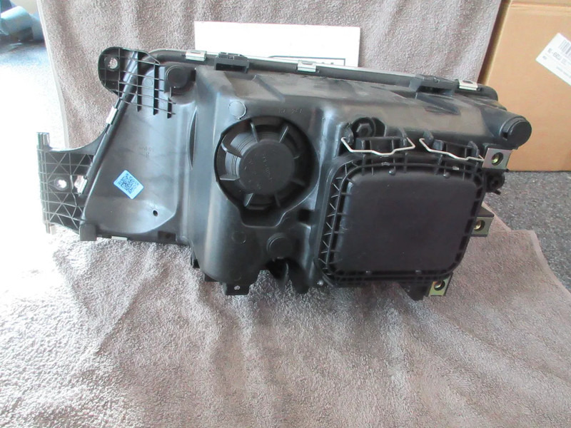 MAN 81.25101-6664//81.25101-6688 81.25101-6504 RECHTS KOPLAMP TGS TGX NIEUWE !! - Headlight for Truck: picture 3 MAN 81.25101-6664//81.25101-6688 81.25101-6504 RECHTS KOPLAMP TGS TGX NIEUWE !! - Headlight for Truck: picture 3