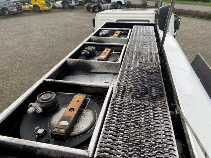 Tank truck DAF 65CF-240 / FULL STEEL / POMP / 3 COMPARTIMENTS / 8350 LITER / ONLY:25969 KM / EURO-2 / MANUAL / GOOD CONDITION: picture 12 Tank truck DAF 65CF-240 / FULL STEEL / POMP / 3 COMPARTIMENTS / 8350 LITER / ONLY:25969 KM / EURO-2 / MANUAL / GOOD CONDITION: picture 12
