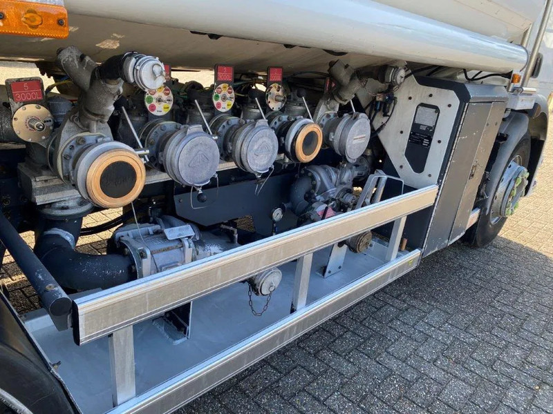 Tank truck Volvo FL7-290 / 5 COMPARTIMENTS / 13000 LITER TOTAL / PUMP / AUTOMATIC / EURO-5 / 2009: picture 9