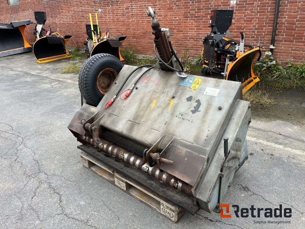 Fjærås 600/1350 liftophængt selvlæssende salt/grusudlægger. - Construction equipment: picture 2 Fjærås 600/1350 liftophængt selvlæssende salt/grusudlægger. - Construction equipment: picture 2
