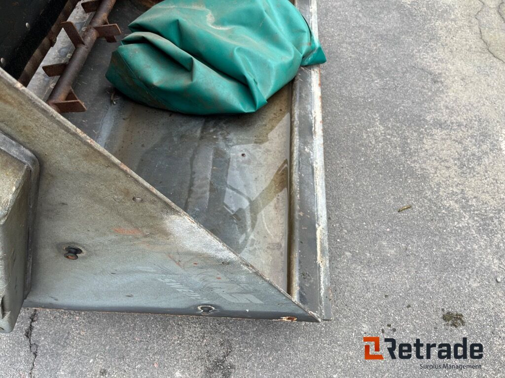 Fjærås 600/1350 liftophængt selvlæssende salt/grusudlægger. - Construction equipment: picture 4 Fjærås 600/1350 liftophængt selvlæssende salt/grusudlægger. - Construction equipment: picture 4