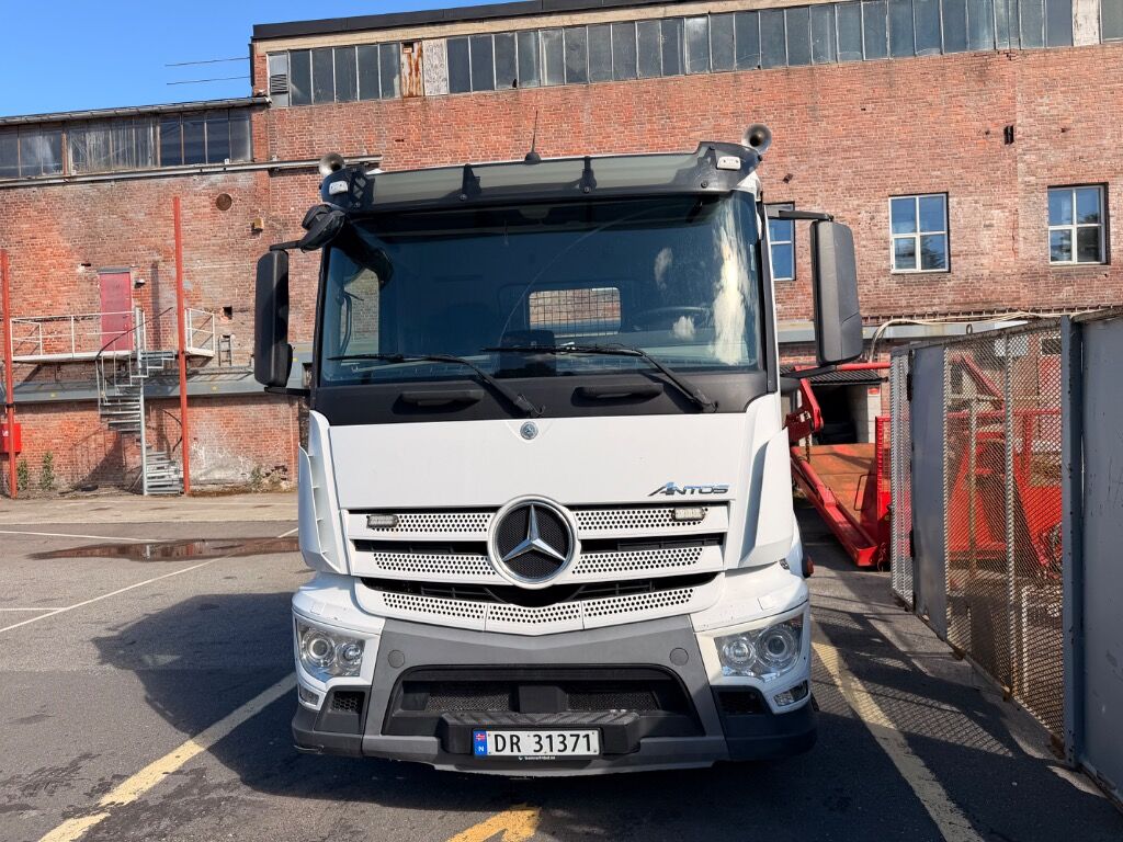 Lift dumper MERCEDES-BENZ 2543L ANTOS 2017 REP objekt EU Godkjent mars 2027 - Skip loader truck: picture 2 Lift dumper MERCEDES-BENZ 2543L ANTOS 2017 REP objekt EU Godkjent mars 2027 - Skip loader truck: picture 2