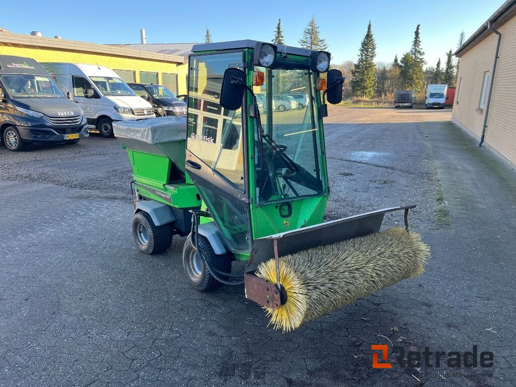 Plæne- og parkmaskiner EGHOLM 2150 Redskabsbærer - Municipal/ Special vehicle: picture 2 Plæne- og parkmaskiner EGHOLM 2150 Redskabsbærer - Municipal/ Special vehicle: picture 2