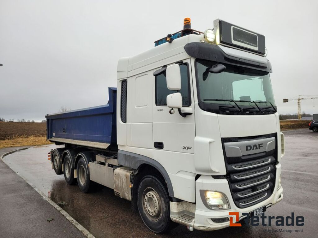 Tridem lastväxlare med flak Daf XF530 FAW Euro 6, låga mil -2022 - Tipper: picture 3 Tridem lastväxlare med flak Daf XF530 FAW Euro 6, låga mil -2022 - Tipper: picture 3