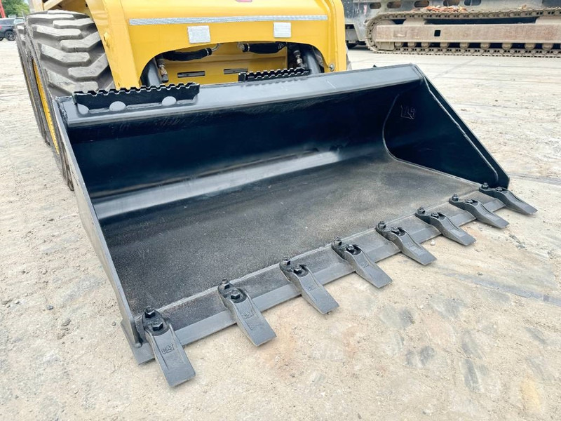 Skid steer loader Cat 216B3 - New / Unused / Extra Hydraulic: picture 12