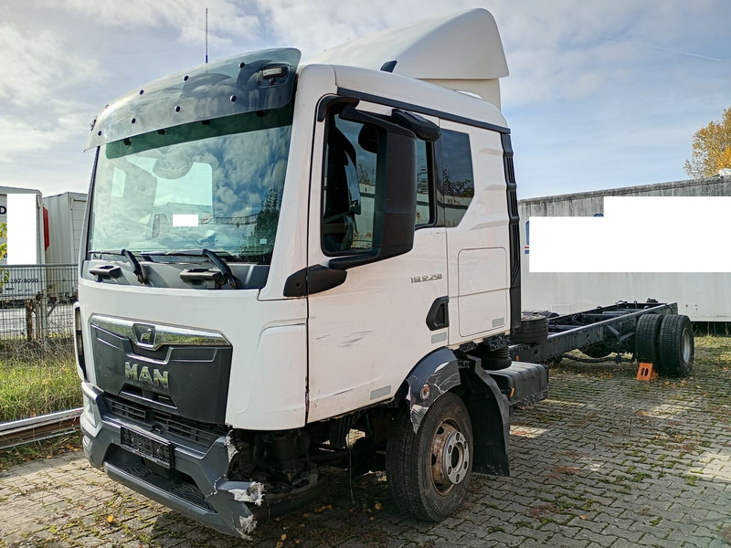 MAN TGL 12.250 gFH Fahrgestell Euro 6 AHK Unfall - Cab chassis truck: picture 1 MAN TGL 12.250 gFH Fahrgestell Euro 6 AHK Unfall - Cab chassis truck: picture 1