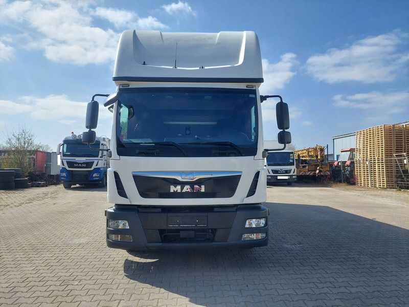 MAN TGL 8.220 - Curtainsider truck: picture 3 MAN TGL 8.220 - Curtainsider truck: picture 3