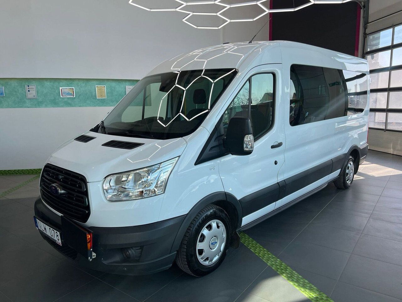 Ford Transit 2.2 / 1 Owner / Serviced - Passenger van: picture 2 Ford Transit 2.2 / 1 Owner / Serviced - Passenger van: picture 2