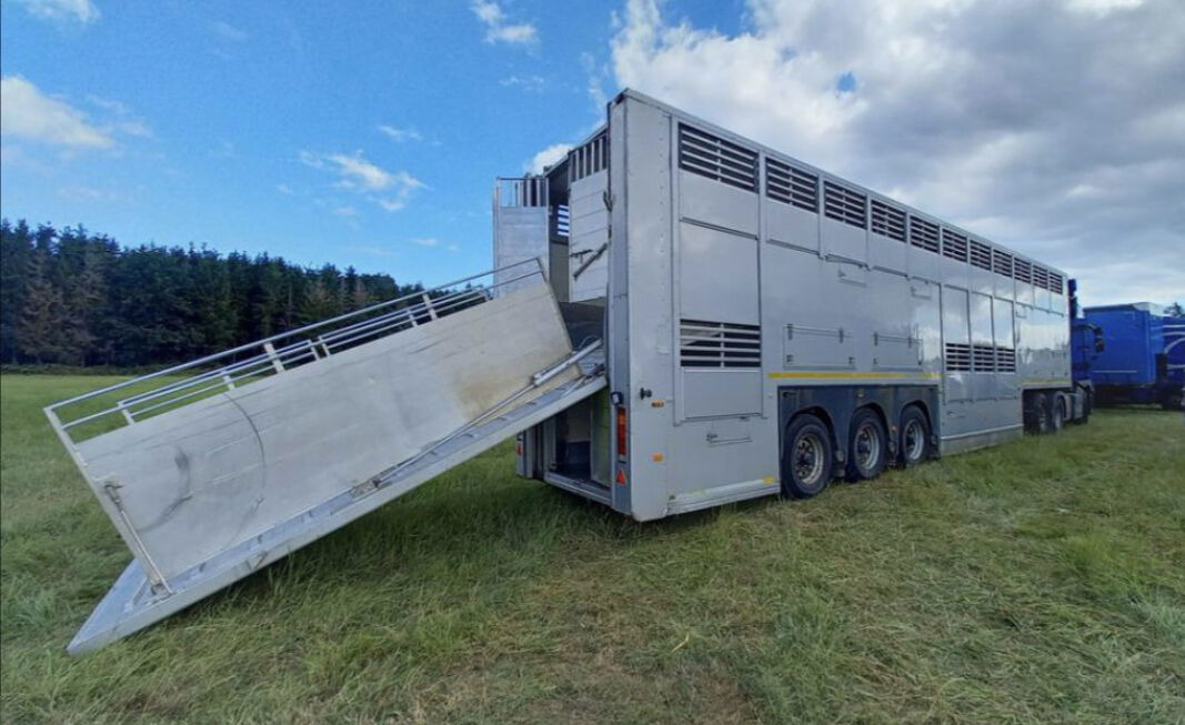 Gray and Adams Gray and Adams Gadd3 / Works Great / Hydraulic / 2 Levels - Livestock semi-trailer: picture 1 Gray and Adams Gray and Adams Gadd3 / Works Great / Hydraulic / 2 Levels - Livestock semi-trailer: picture 1